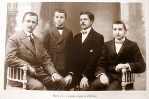 Don Misael Bañuelos a la derecha de varios miembros de la familia Sánchez Bedoya, en 1931.